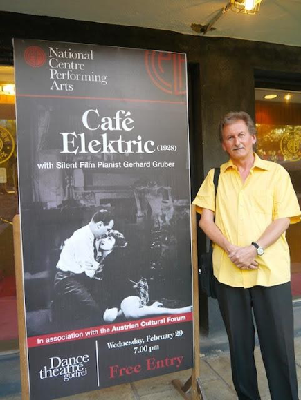 Gerhard Gruber mit Mumbai Plakat NCPA