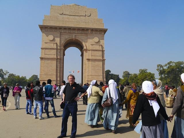 vor dem India Gate New Delhi 2012 Stummfilmpianist Gerhard Gruber 