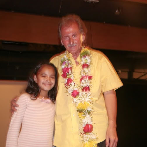 Gerhard Gruber mit kleiner Pianistin im NCPA Mumbai