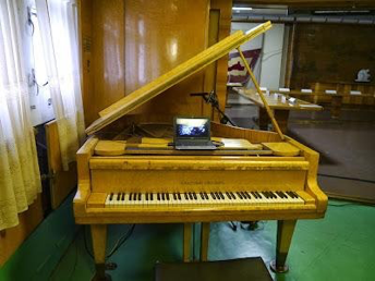Roter Oktober Piano for rewcording and performance
