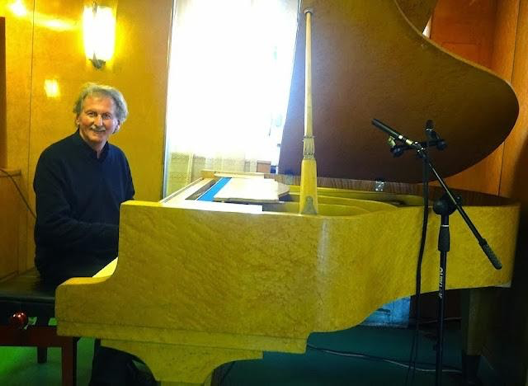 Gerhard Gruber in Murmansk playing and recording