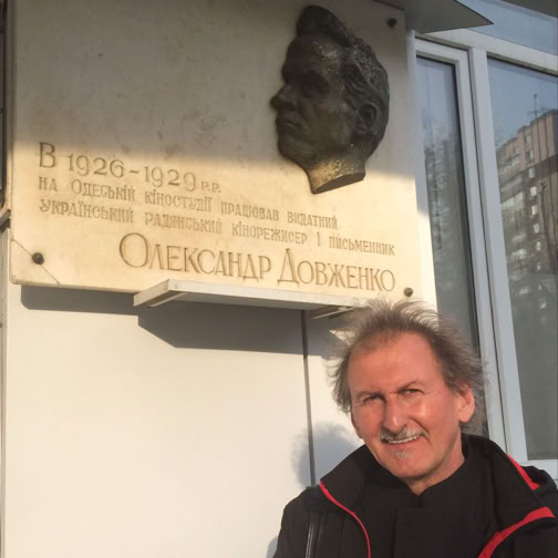 Gerhard Gruber in Odessa Stummfilm, vor Gedenktafel A. Dowschenko