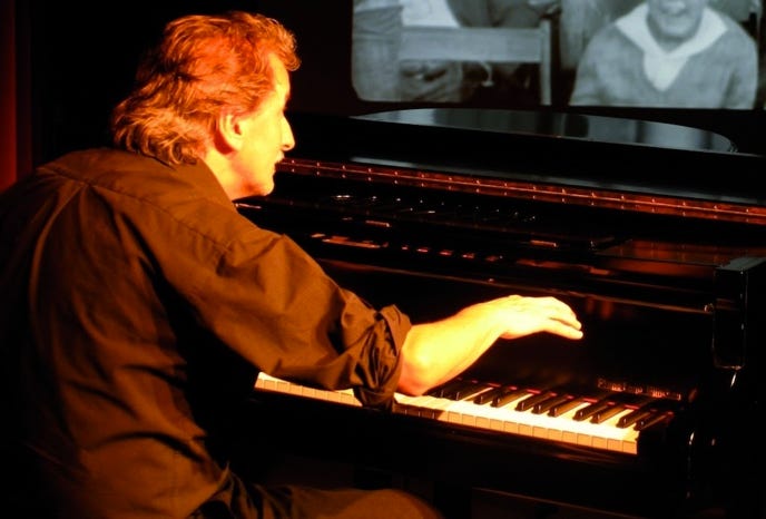 Stummfilmbegleiter Gerhard Gruber slent film pianist