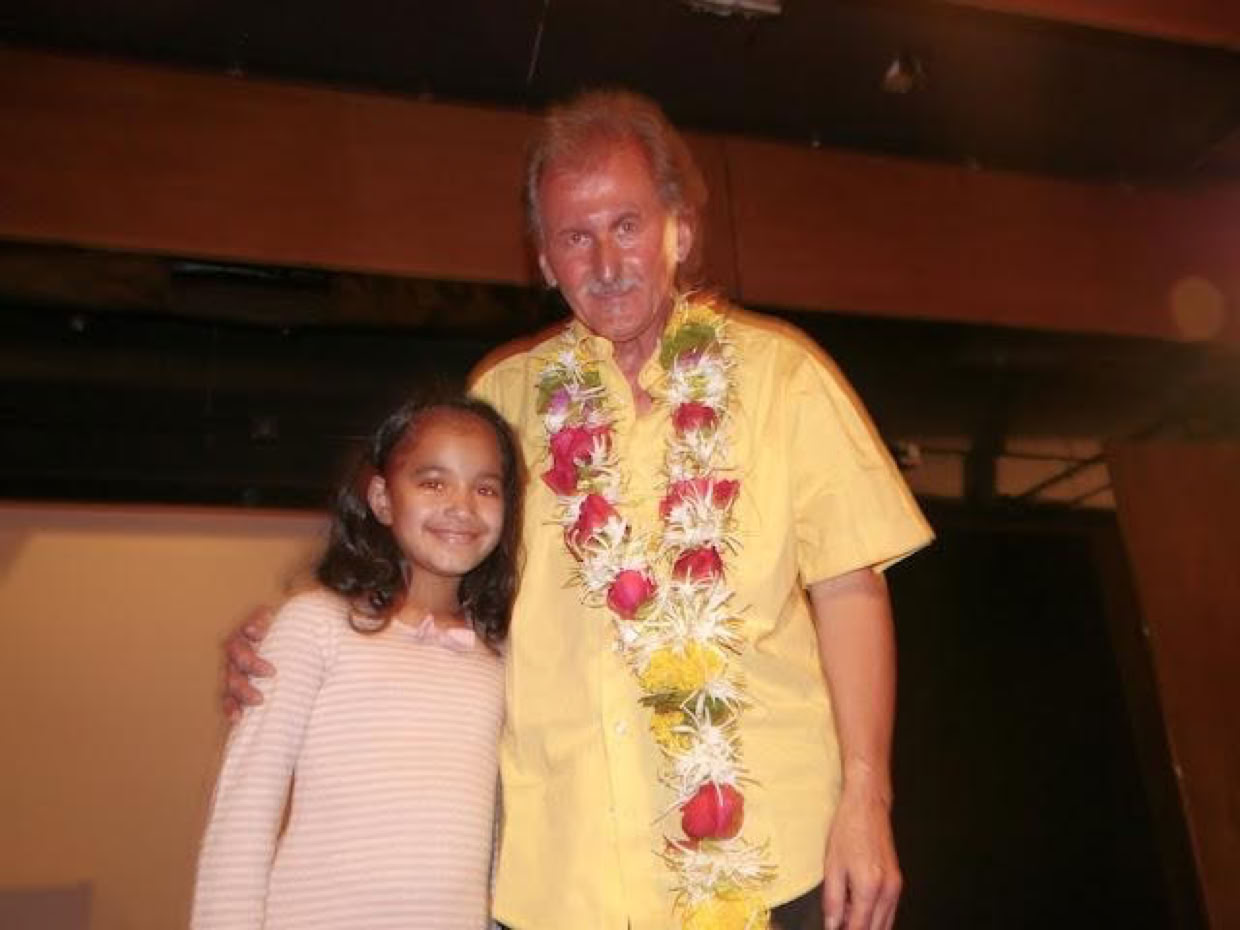Gerhard Gruber mit kleiner Pianistin, die gern improvisieren will