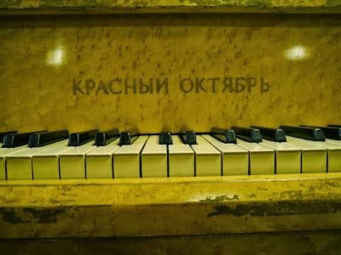Roter Oktober Piano für Aufführung