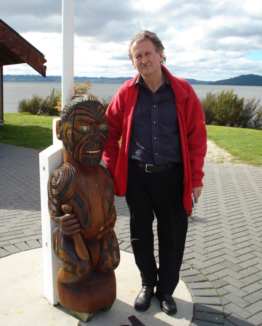 Gerhard Gruber in Rotorua, Schnitzerei von Mina Mitai