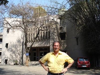 Stummfilmpianist Gerhard Gruber im Filmarchiv Pune