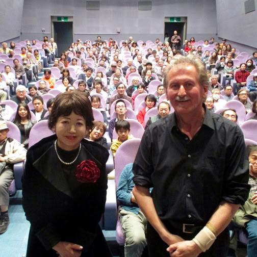 Gerhard Gruber mit Benshi Midori Sawato 