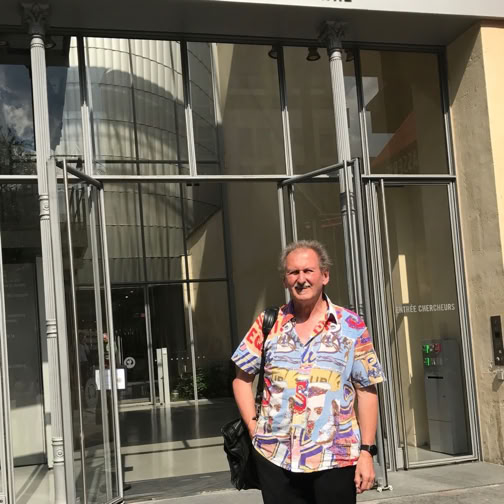 vor dem Pathé-Gebäude